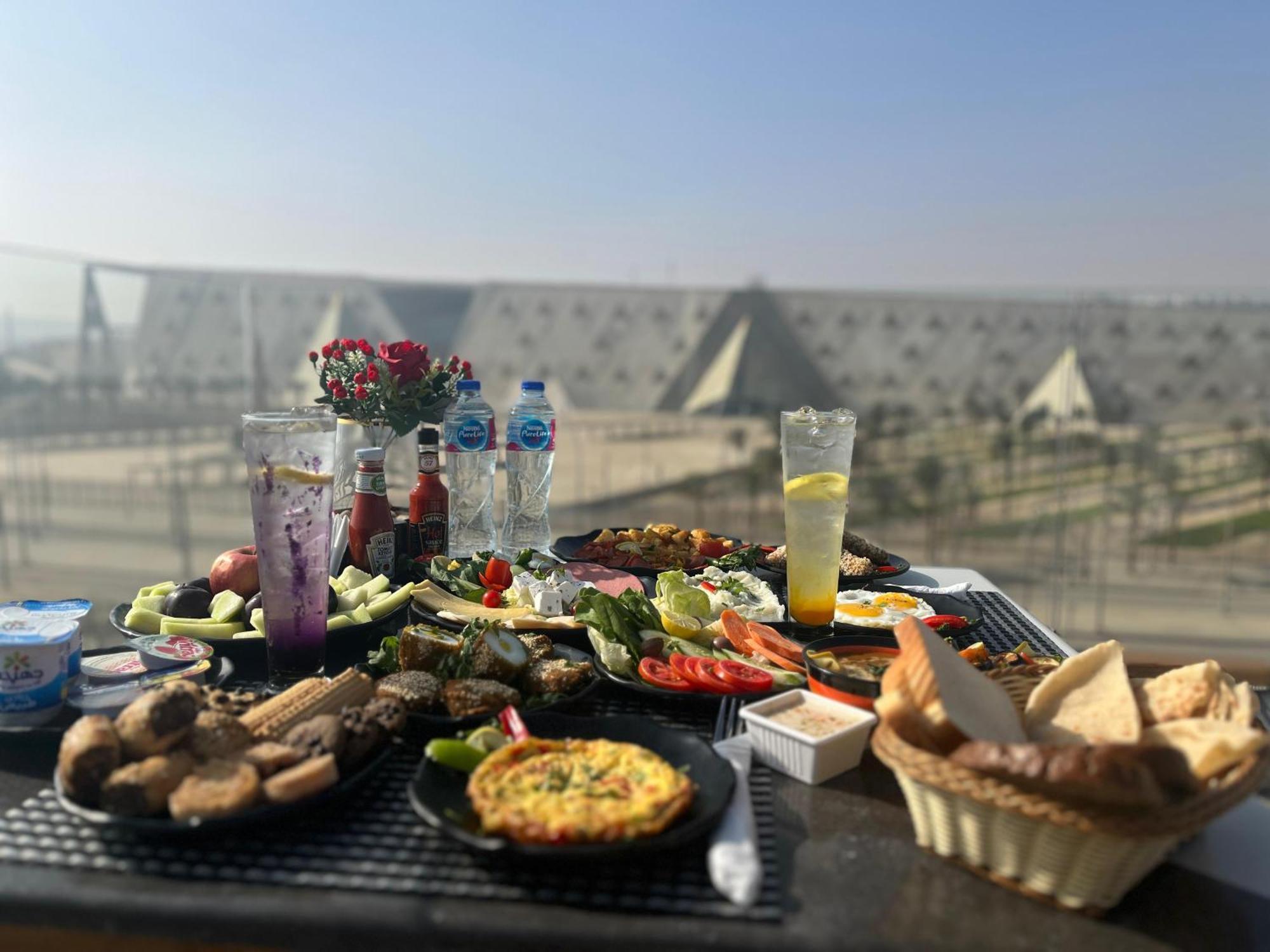 Royal Great Pyramid Inn Kafr Ghatati Exteriör bild